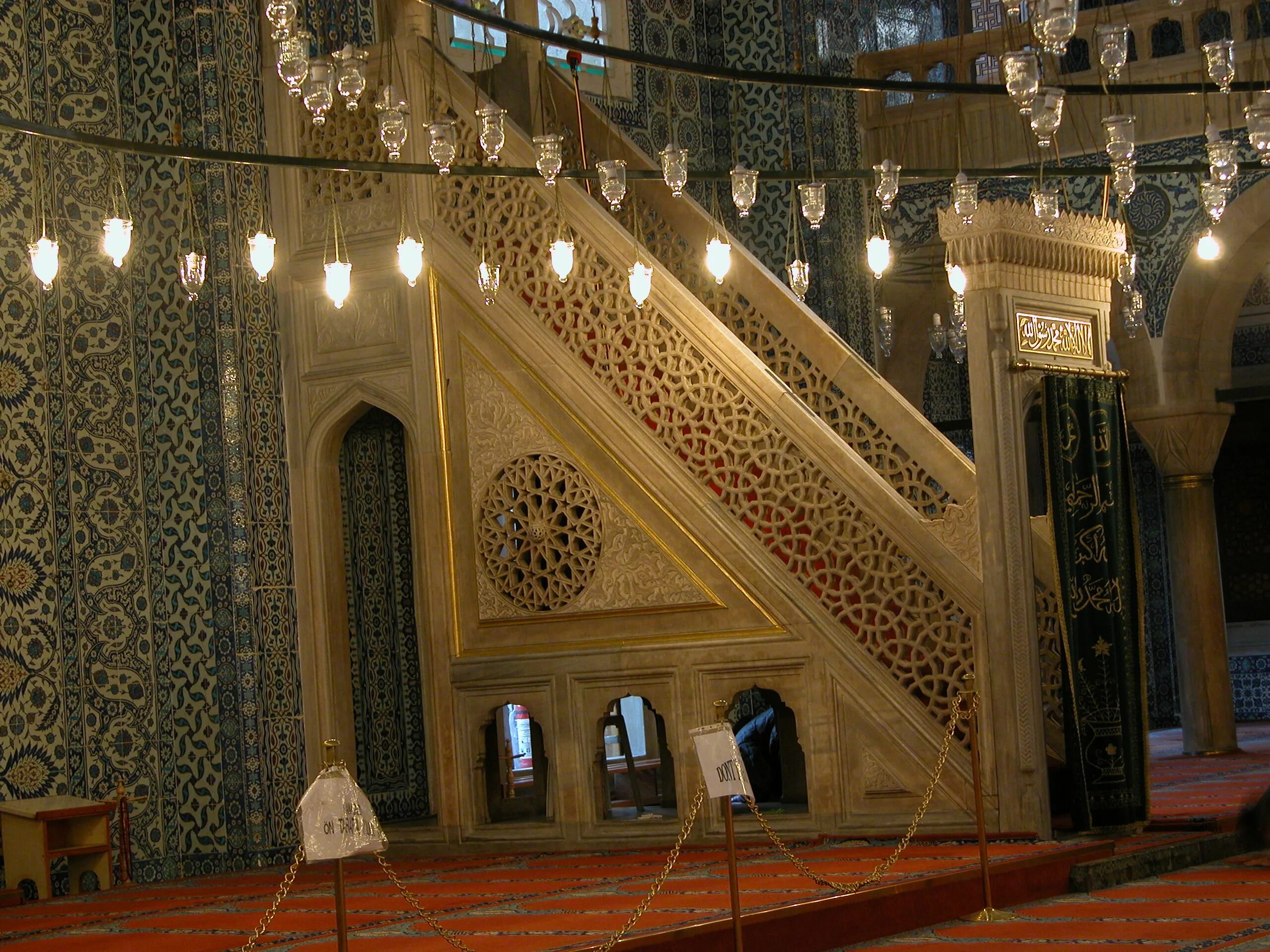 Минбар в мечети. Михраб кафедра минбар. Михраб и минбар. Михраб и минбар. Минбар в мечети.