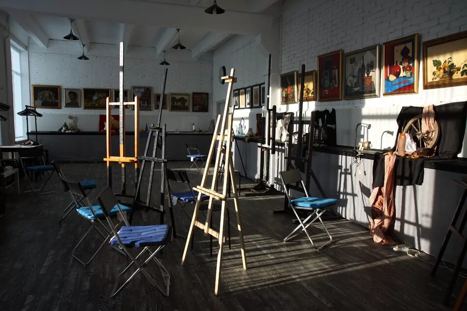 В художественной студии 30 учеников среди них. Рисование в художественной школе. Художественная студия для детей. Арт студия рисования. Студия рисования для детей.