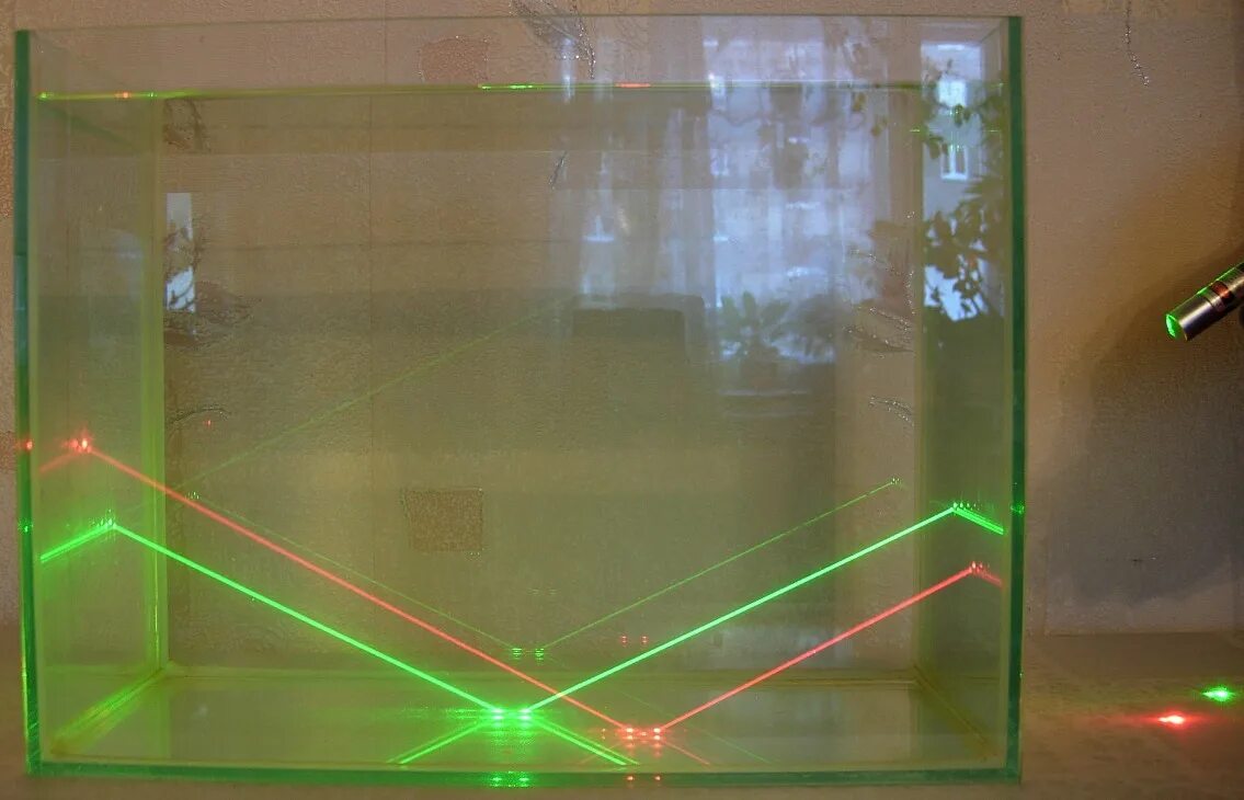 Преломление лазерных лучей. Отражение лазерного луча. Преломление в стекле. Лазер через стекло.
