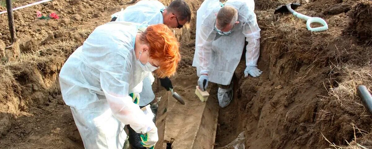 Осмотр эксгумация. Массовые захоронения на Украине.