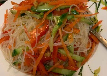 Салат с фунчозой и древесными
