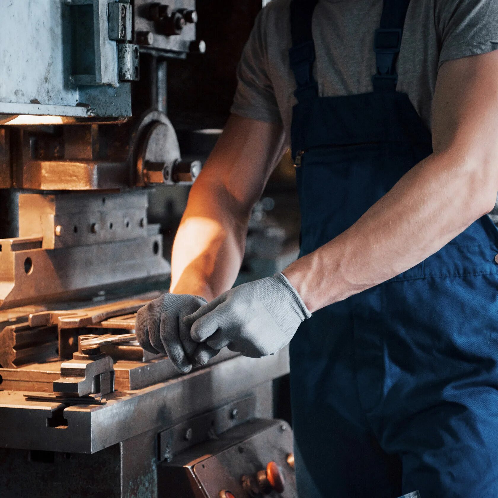 Спецодежда для токаря на токарном станке. Слесарь по металлу. Слесарь по металлу. Слесарь монтажник. Слесарь по металлу.