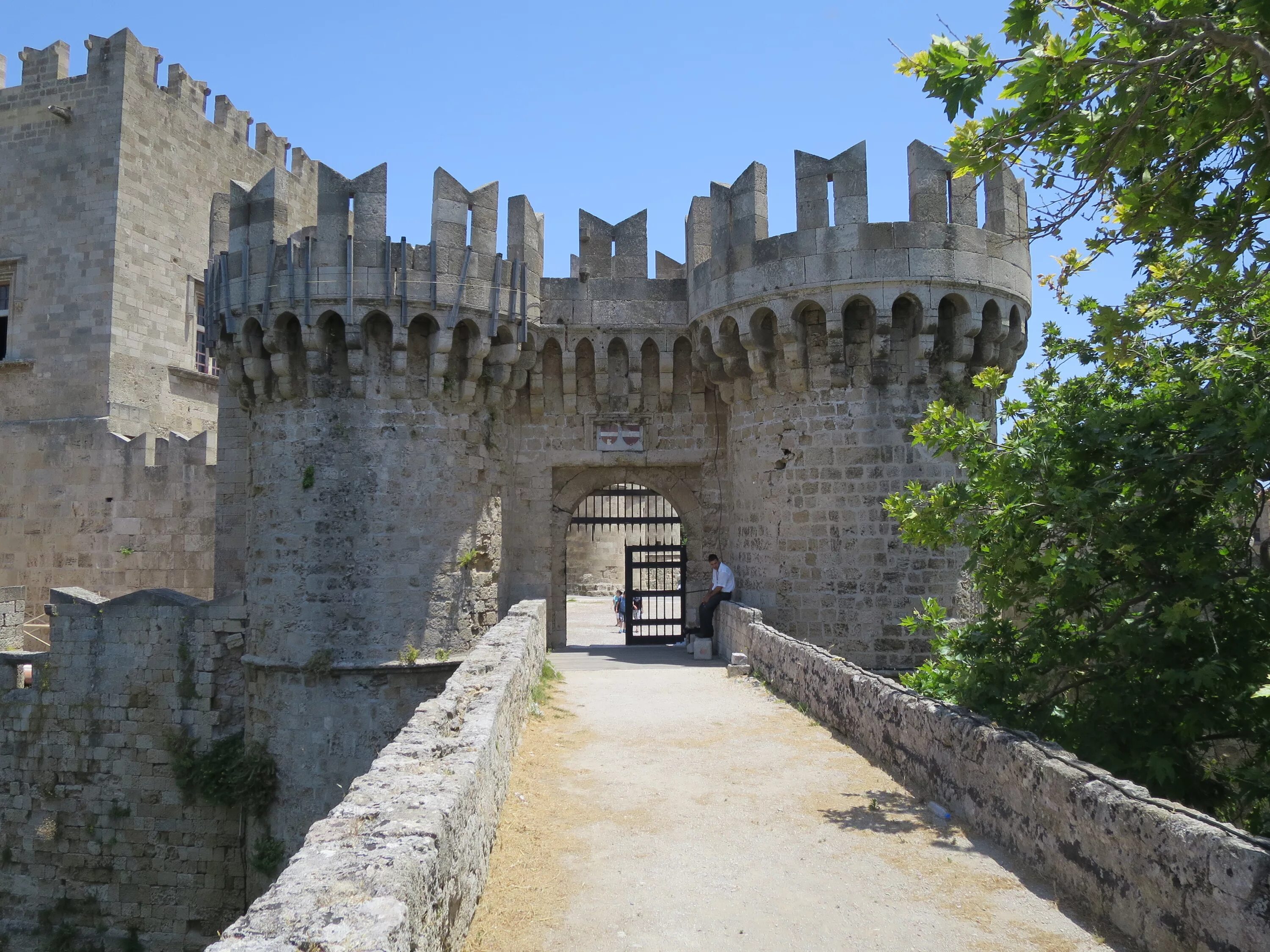 где хорошо сохранились средневековые постройки. родос средневековые постройки. средневековый город родос. родос старый город. дворец средневековый родос.