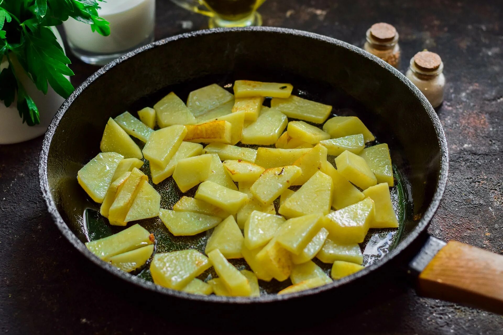 Картошка с кабачками на сковороде. Тушёный цукини с картошкой. Жареная картошка с кабачками на сковороде. Картофель с кабачком в сковороде.