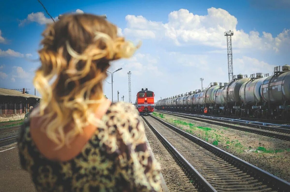 Провожать поезд. Встреча поезда. Девушка в поезде. Поезд на перроне.