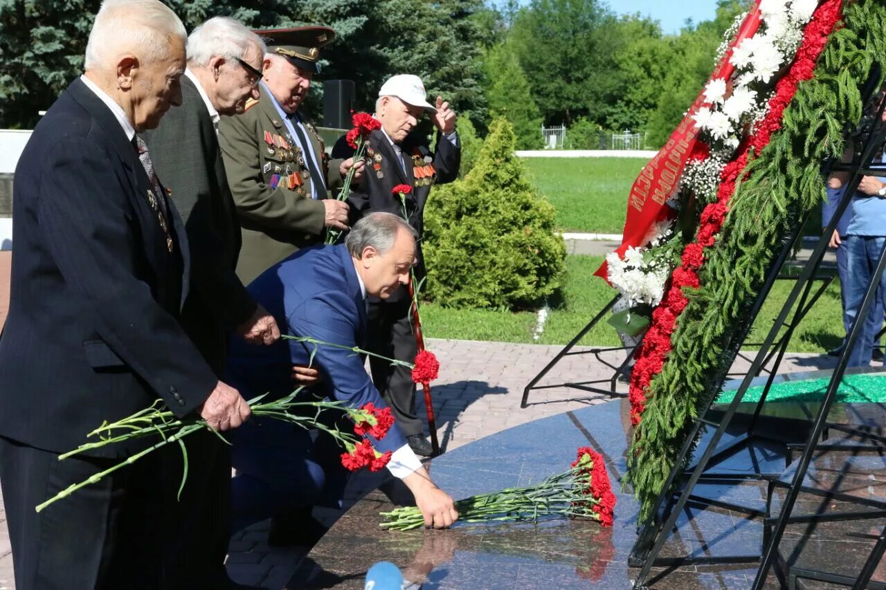 Возложение цветов к памятнику неизвестного солдата. Возложение цветов к памятнику неизвестного солдата 9 мая. Возложение к могиле неизвестного солдата. Возложение цветов к памятнику неизвестного солдата 9 мая дети.