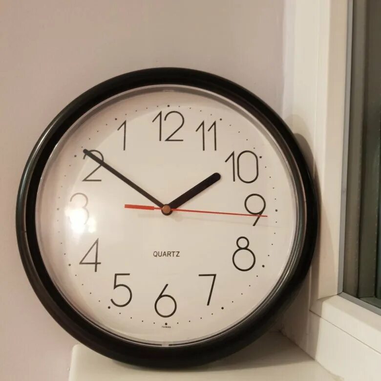 Часы наоборот настенные. Настенные часы с обратным циферблатом. Настенные часы с обратным ходом стрелок. Часы с обратным ходом. Часы наоборот.