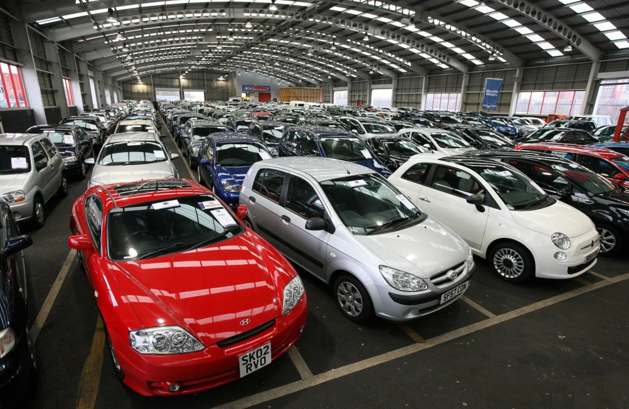 Какую машину можно покупать. Рынок автомобилей. Японские автомобили. Автосалон иномарок. Машины в автосалоне.