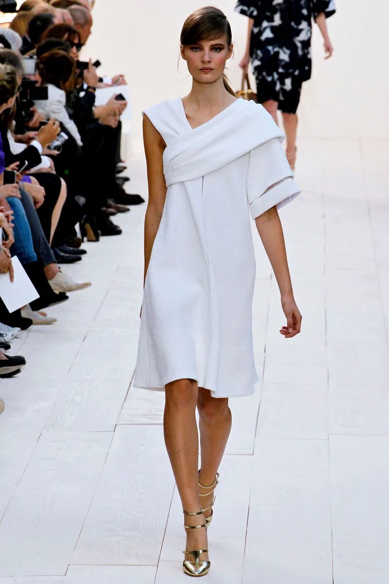 Платье оверсайз 2022. Платье модного кроя. Платье модного кроя. Платье модного кроя. Пальто необычного кроя.