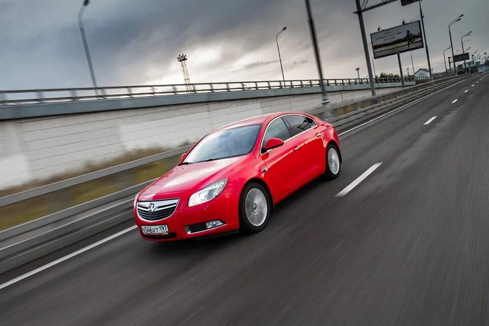 Красный 2015. Opel Insignia. Хэтчбек на шоссе летит.