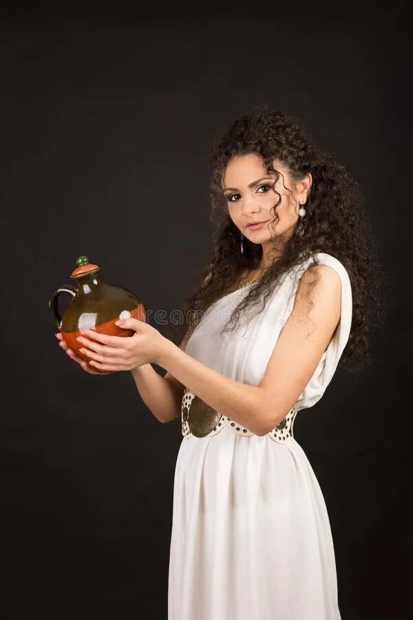 Рука держит кувшин. Рука держит кувшин. Девушка держит в руках кувшины. Кувшинчик из глины. Девушка с кувшином на плече.