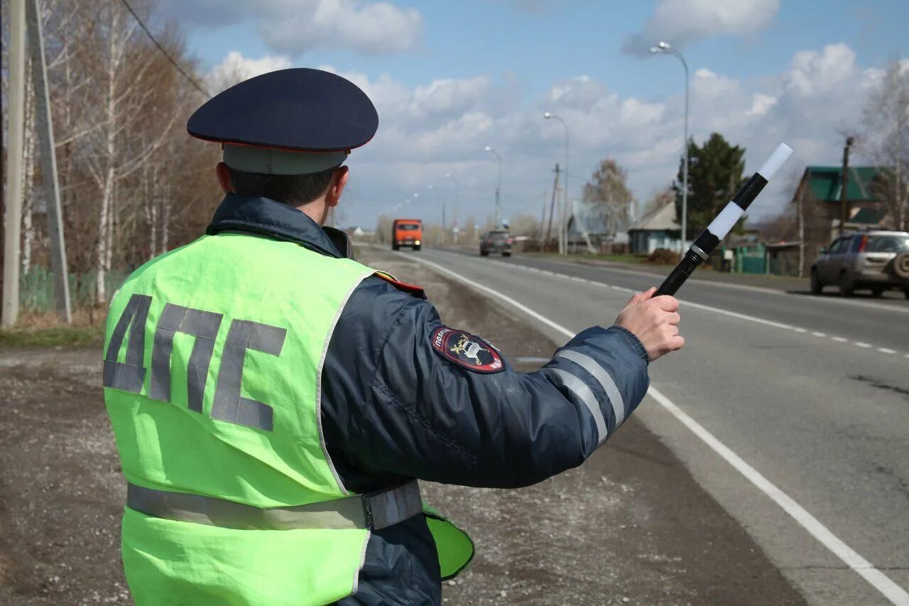 Гибдд 6 октября. Инспектор ГИБДД. ГАИ на дороге. Сотрудник ГИБДД. ДПС.