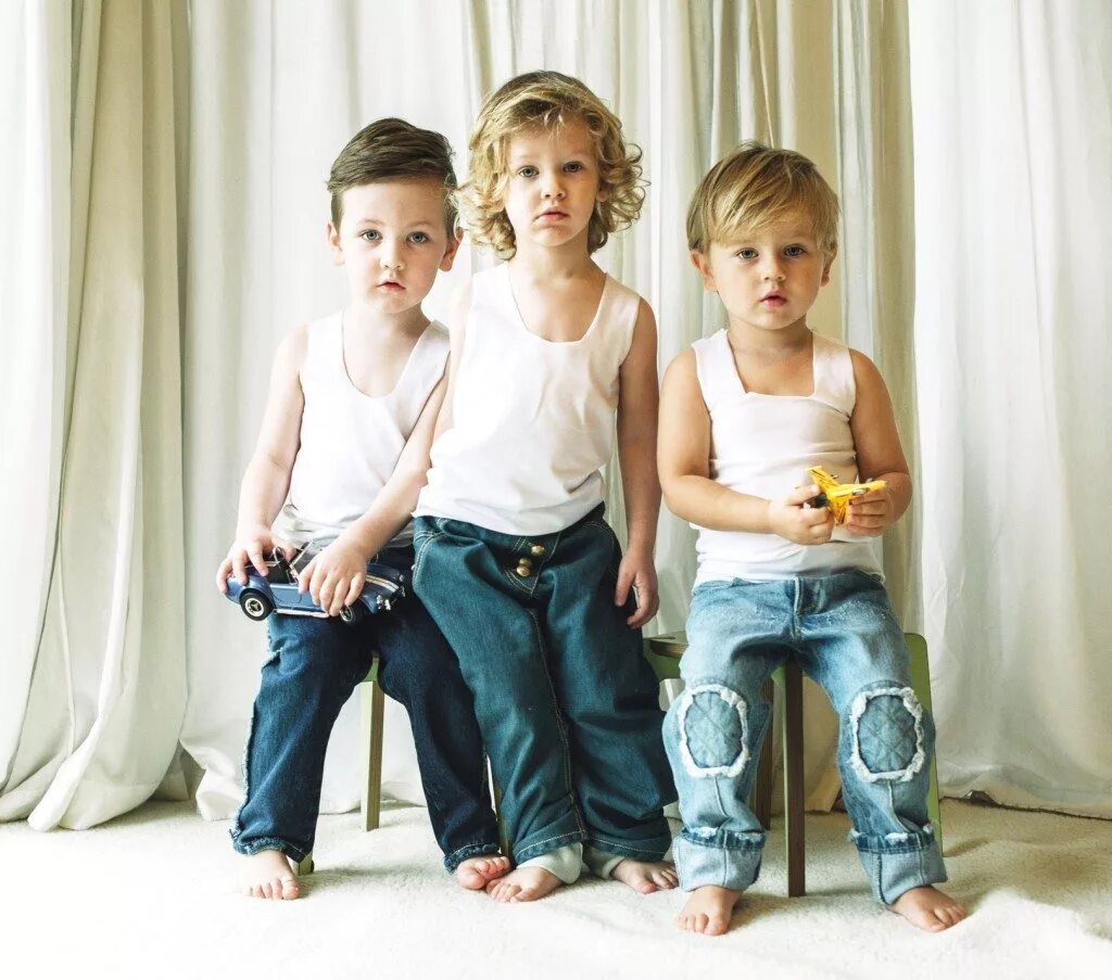 Много мальчиков смотрело. Красивые дети трое. Много мальчиков. Фотосессия в джинсах с детьми. Три девочки и мальчик.