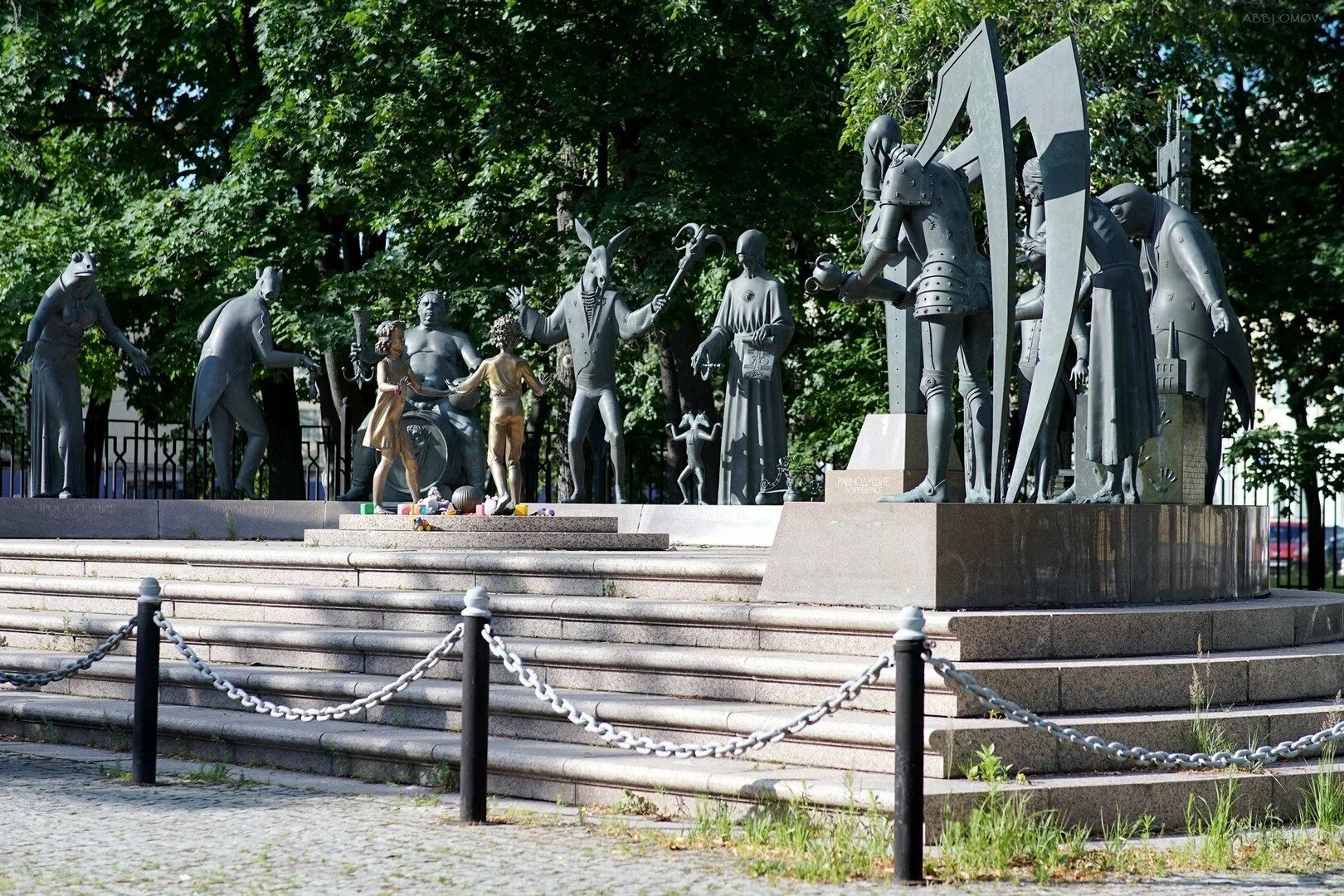 Памятник москва болотная