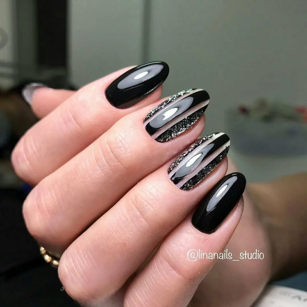 маникюр 2024 черный с серебром. маникюр 2024 черный с серебром. чёрный маникюр с втируой. черно серебряный маникюр. маникюр 2024 черный с серебром.
