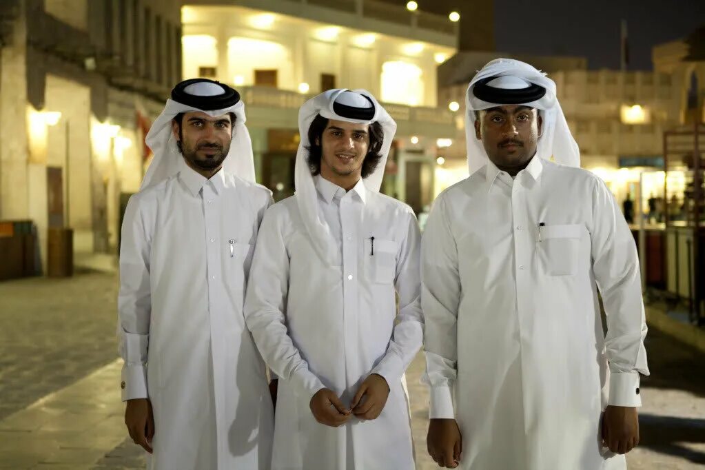 Земля арабам. Катар арабы-катарцы. Катар национальный костюм. Катар одежда мужчин. Арабские эмираты костюм мужской.