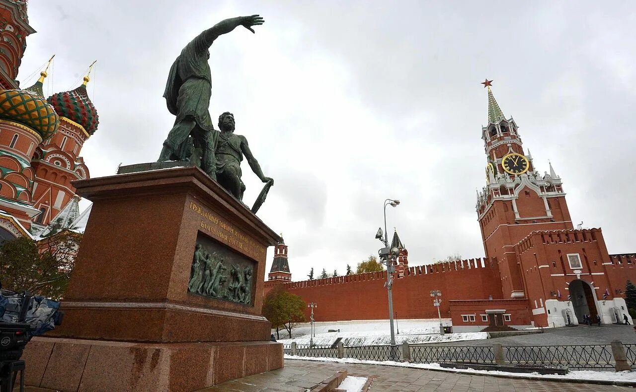 Памятник жукову на красной площади. Памятник георгию константиновичу жукову. Памятник минину и пожарскому в москве. Памятник георгию жукову на манежной площади. Памятник маршалу жукову на красной площади.