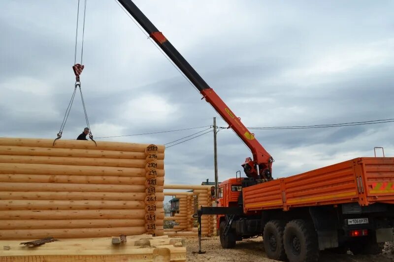 Гидроманипулятор для загрузки леса эпсилон. Выгрузка бревна манипулятором. Склад бревен. Палфингер манипулятор для леса. Sennebogen 825.
