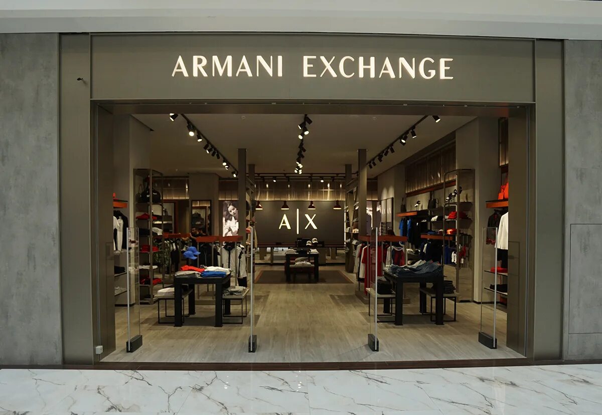 Armani exchange outlet. Armani Exchange магазин. Магазины Armani Exchange в Москве. Armani Exchange витрина Москва. Бутик Армани.