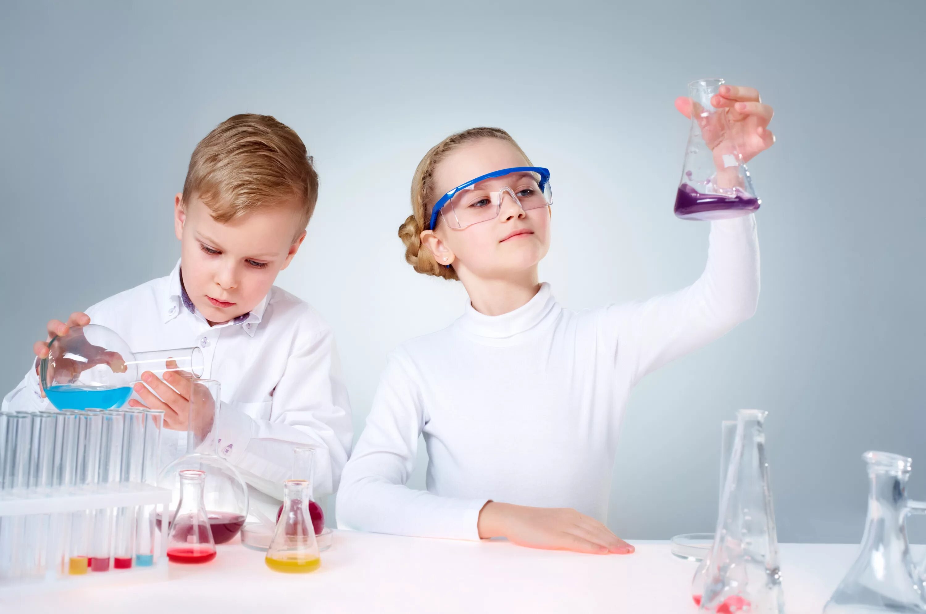 Ребенок показывает опыт. Химические опыты для детей. Научные опыты для детей. Лаборатория для детей. Детское экспериментирование.