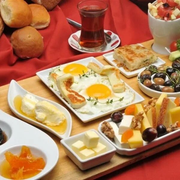 He breakfast. Мужчина завтракает. Завтрак ресторанная подача. He breakfast. Вкусный завтрак.