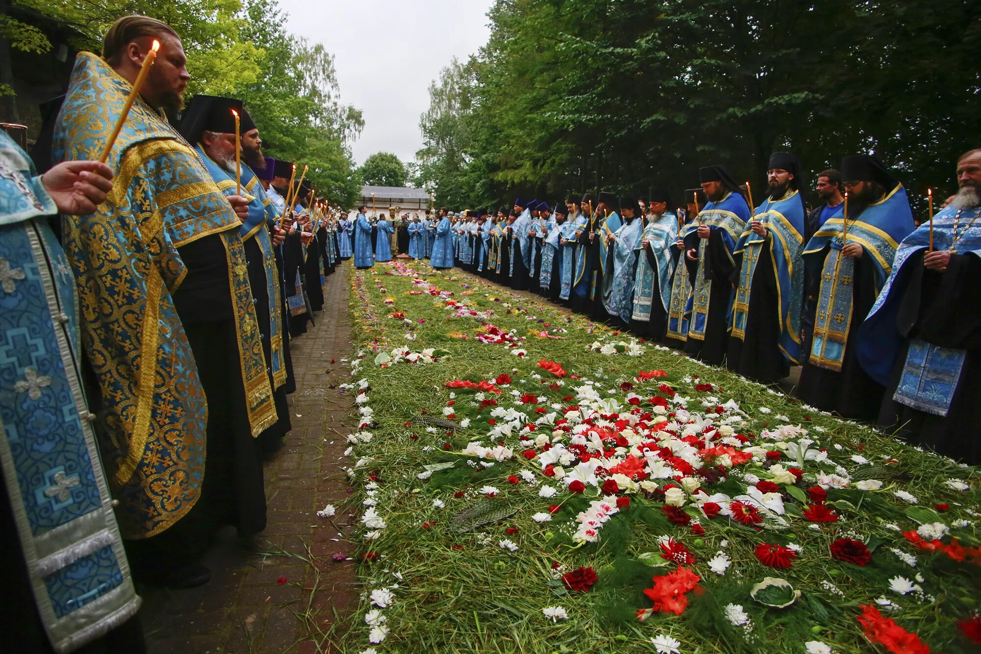 Успение в псково печерском монастыре. Псково печерский монастырь успение богородицы. Псково печерский монастырь крестный ход успение. Печерский монастырь успение пресвятой богородицы. Успение в псково печерском монастыре.