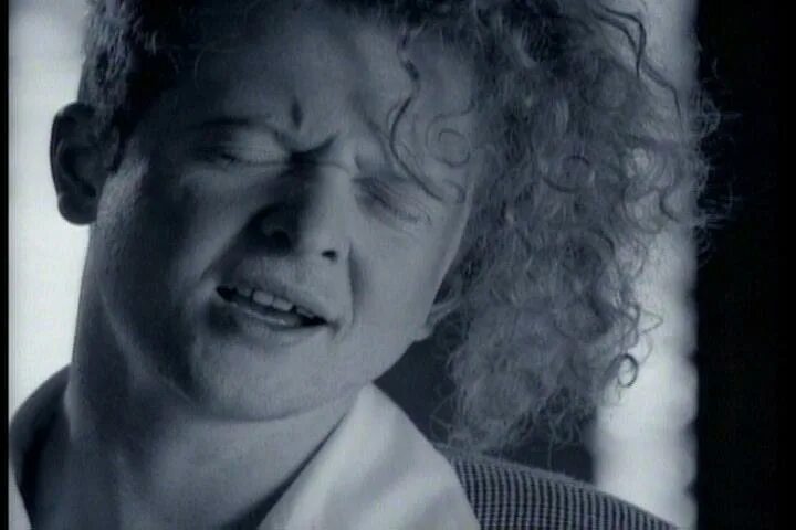 Симпли ред клипы. Simply red в молодости. симпли ред жена. симпли ред с семьей. simply red черный зуб.