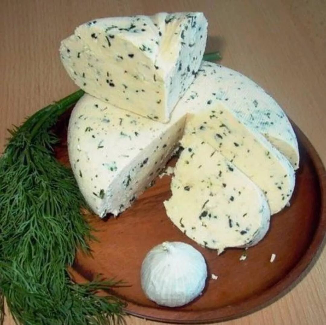 Сделать домашний сыр из творога рецепт. Домашний сыр. Домашний сыр с зеленью. Сливочный домашний сыр. Домашний сыр с укропом.