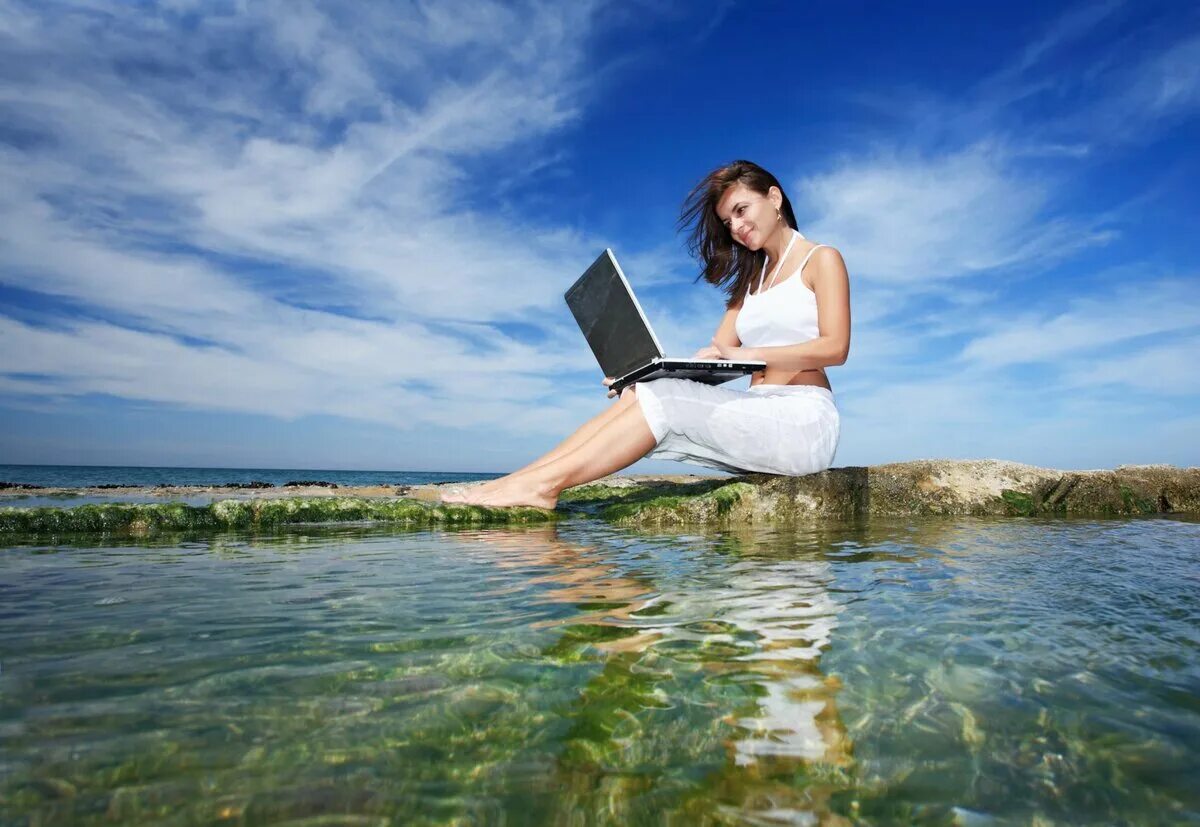 Принести жизни удовольствие. Девушка с ноутбуком на природе. За ноутбуком на природе. Девушка с ноутом на природе. Удаленная работа.