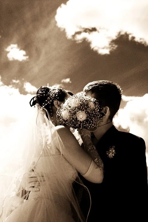 Поцелуй невесту читать. Свадебный поцелуй. Свадьба. Жених и невеста. Поцелуй жениха и невесты. Поцелуй на свадьбе.