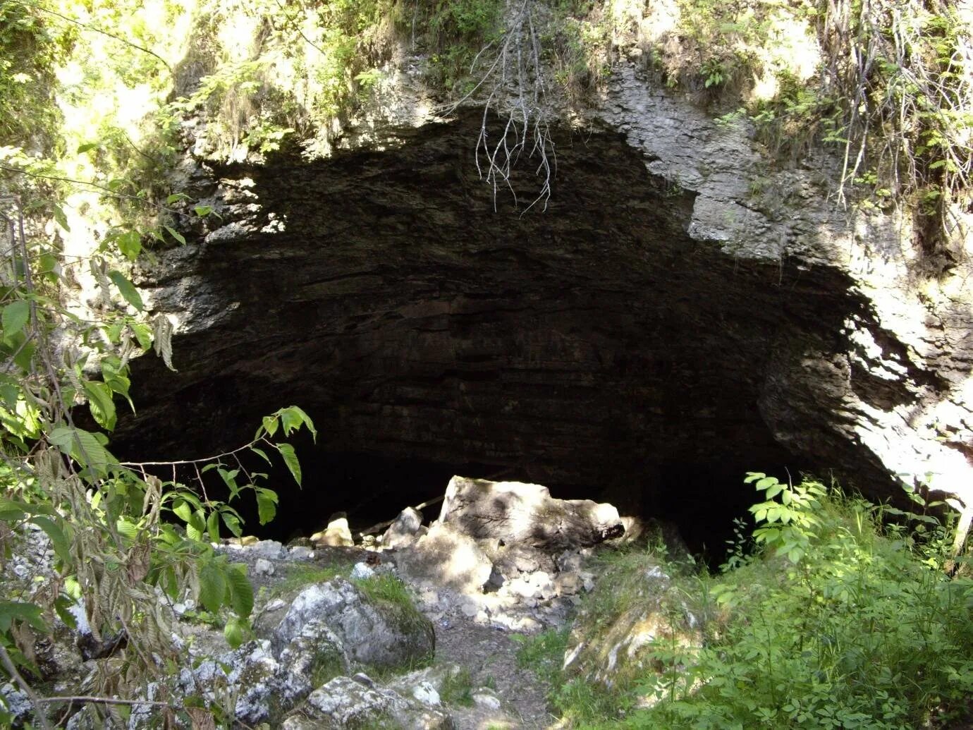 Узкие пещеры. Старица тверская область пещеры. Охлебининская пещера башкортостан. Парамская пещера. Сочинский национальный парк воронцовская пещера.