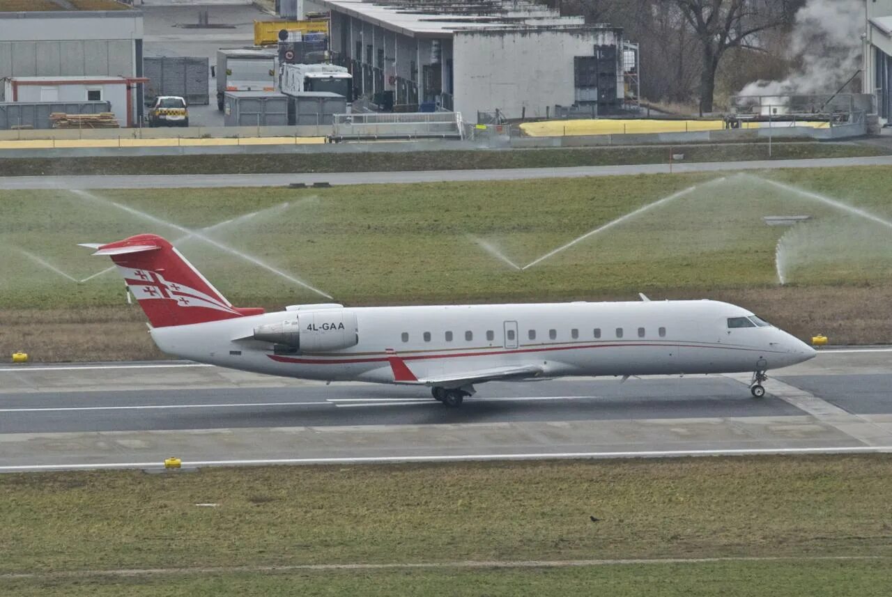 Georgian Airways CRJ 200. Bombardier CRJ-200 Georgian. Самолёт Bombardier CRJ-200 UBT. CRJ-200 Georgian Airways Cabin.