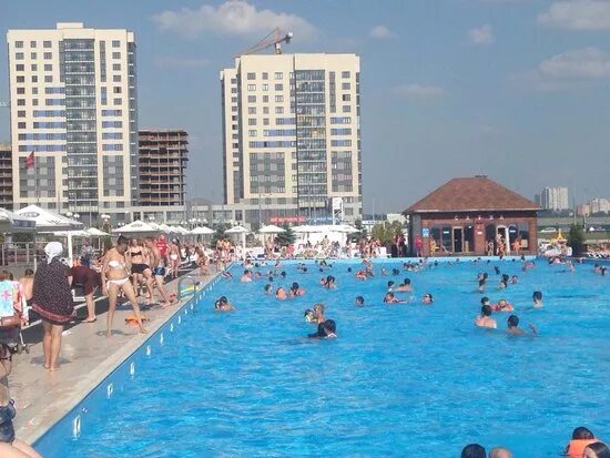 Азнакаевский бассейн под открытым небом. Парк ривьера казань. Ривьера казань аквапарк открытый бассейн. Пляж ривьера казань. Тёплый бассейн под открытым небом в перми.