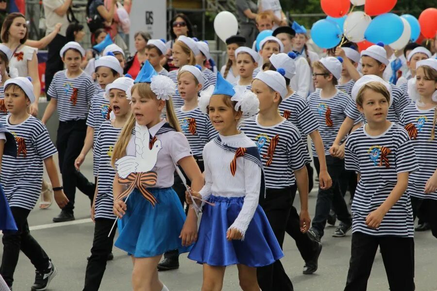 19 Мая день детства. 19 Мая Севастополь праздник. Севастополь сегодня день детства и юности. День детства и юности открытка. Один день детства 2