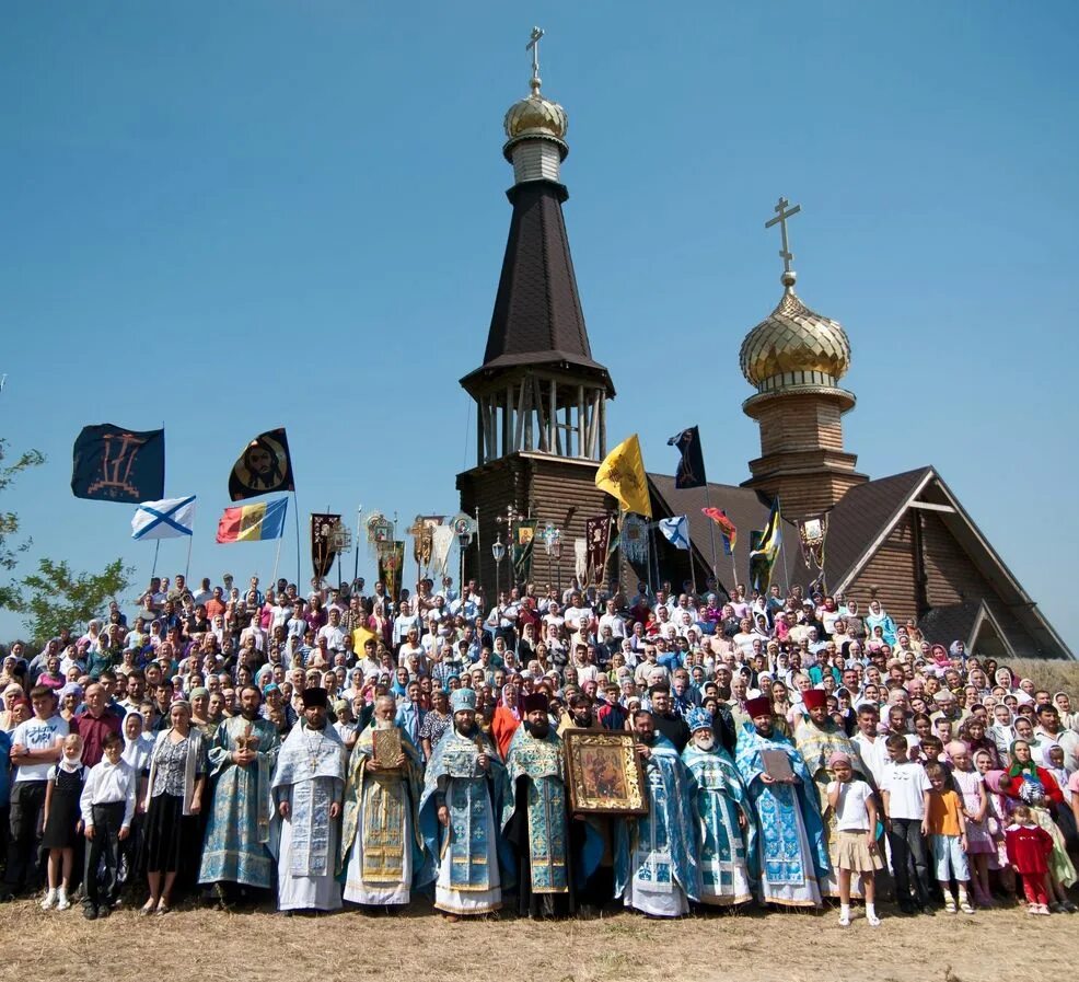 Престольные года. Народ в церкви. Гуляния в церкви. Православие народы. С престольным праздником.