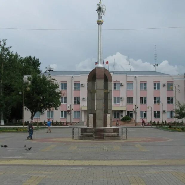 Лабинск п. Памятник первопоселенцам Лабинск. Памятник первопоселенцам земли Лабинской. Площадь Победы Лабинск. Центр города Лабинска Краснодарский край площадь.