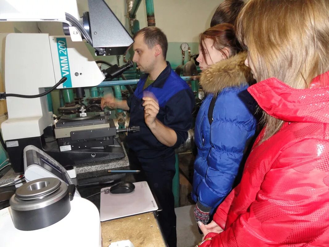 Рабочие в коврове. Рабочие в коврове. Стирка ковров. Рабочие в коврове. Фирма цикл.