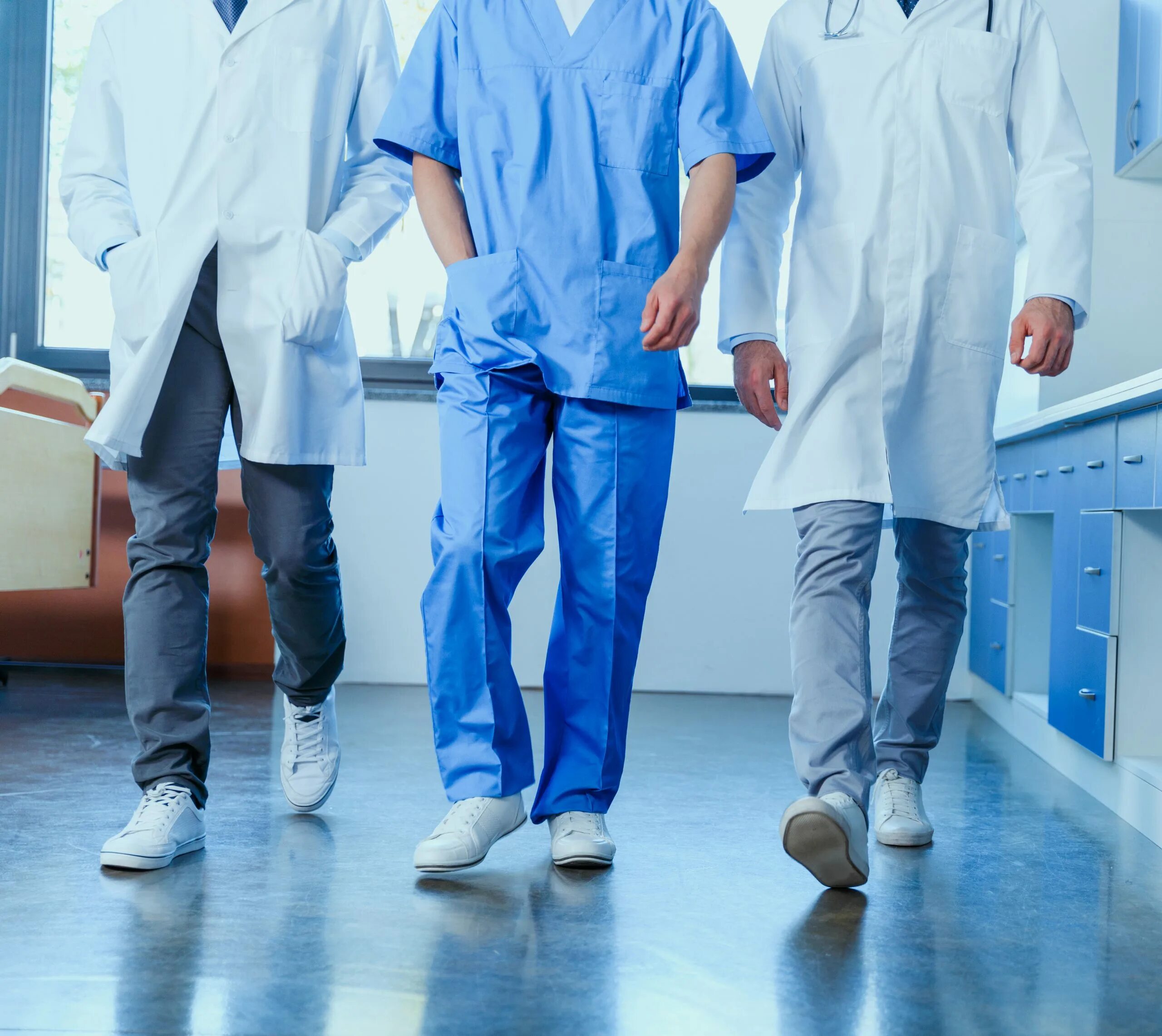 Идти к врачу больницы. Врач и медсестра. Доктор в коридоре. Много врачей. Врач идет по коридору.