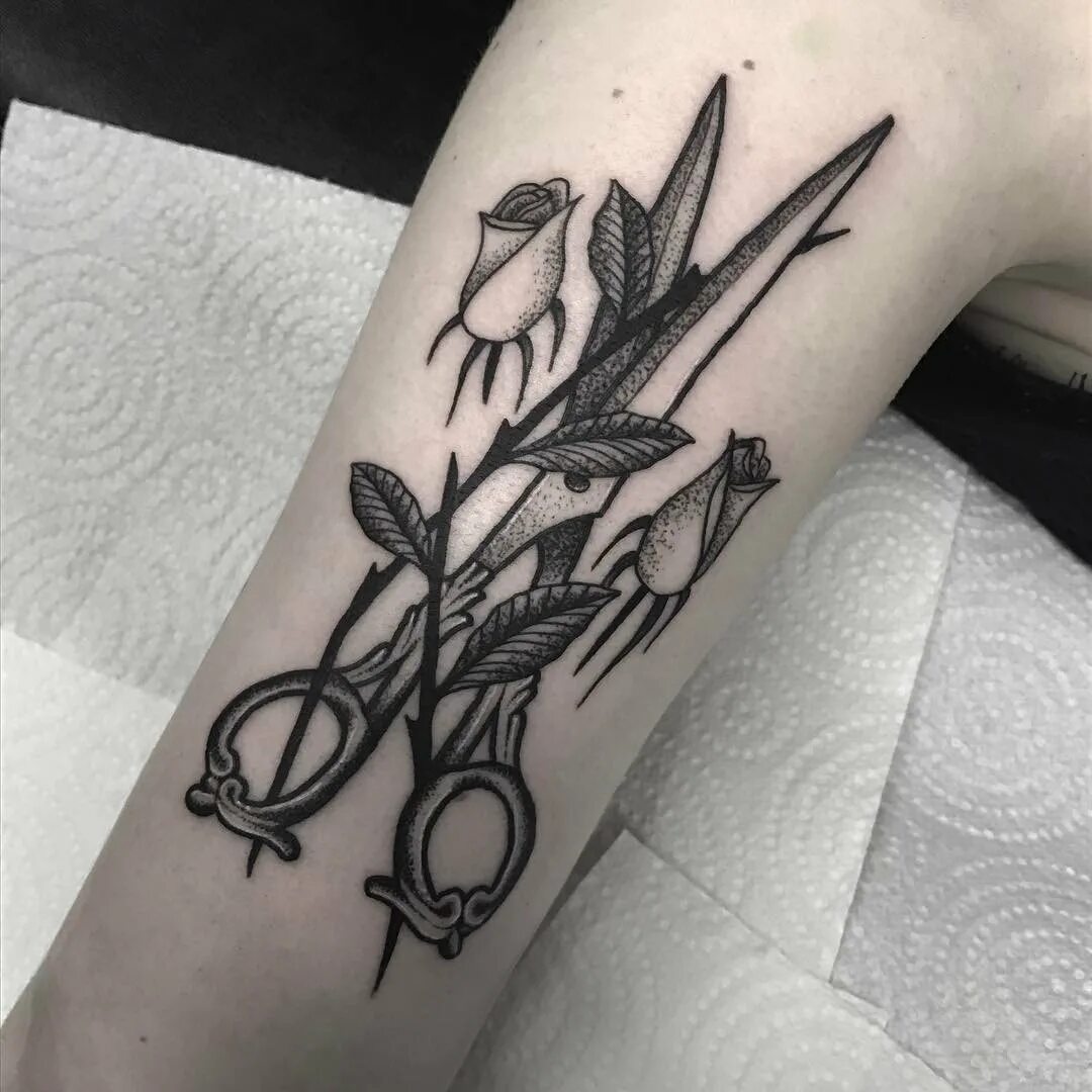 Тату ножницы на запястье. Тату ножницы парикмахерские на руке. Тату ножницы парикмахерские. Тату ножницы для парикмахера. Тату ножницы для парикмахера.