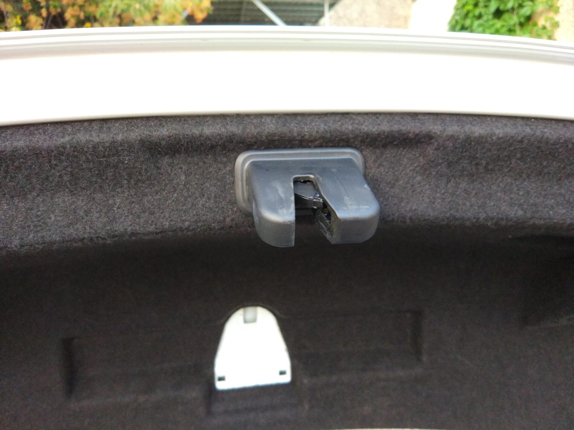 Кнопка открывания багажника Ауди а4. Кнопка багажника Ауди 100 с3. Ауди а4 b7 аварийное открытие багажника. Открытый багажник Ауди а4.