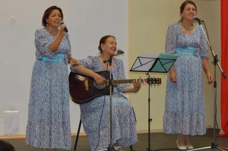 Петь песни трио. Трио яблонька балашиха. вокальное трио яблонька. трио ансамбль вокальный. христиане поют.