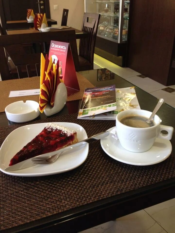 чашка кофе в на столе в ресторане. кафе в адлере кофе на столе в кафе. чашка кофе в ресторане. кофейня старбакс в москве. кофейная эстетика.