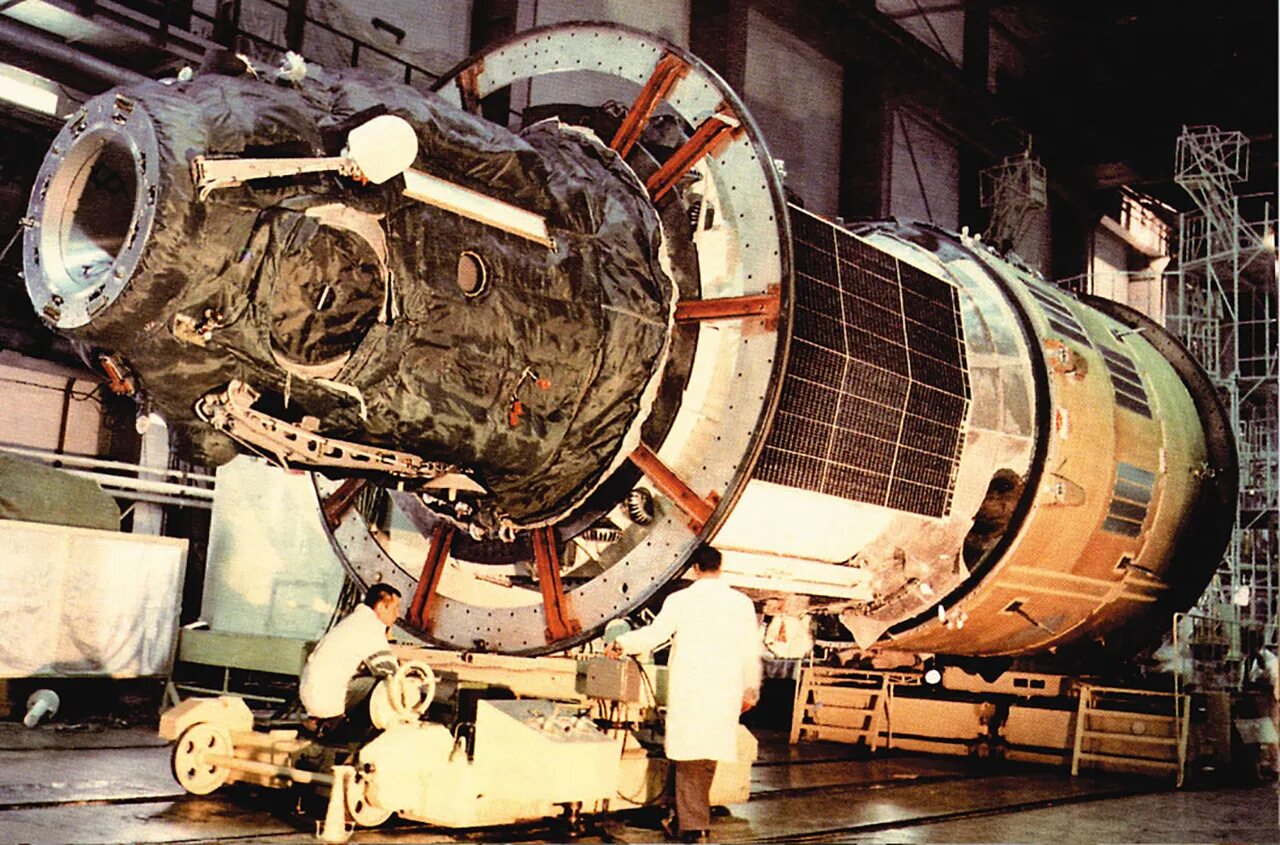 Салют-4 орбитальная станция. Советская орбитальная Космическая станция салют. Станция салют 1. Космическая станция салют-2. Первые space