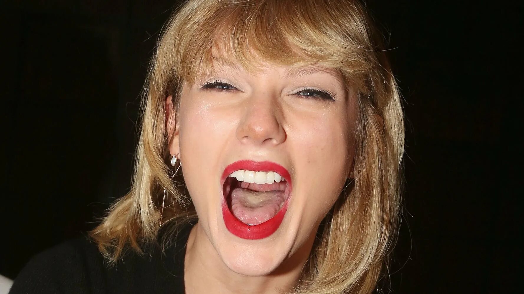 Mouth full. Мэнди мур 2022. Mouth full. Тейлор свифт mouth open. Удивленные актрисы.