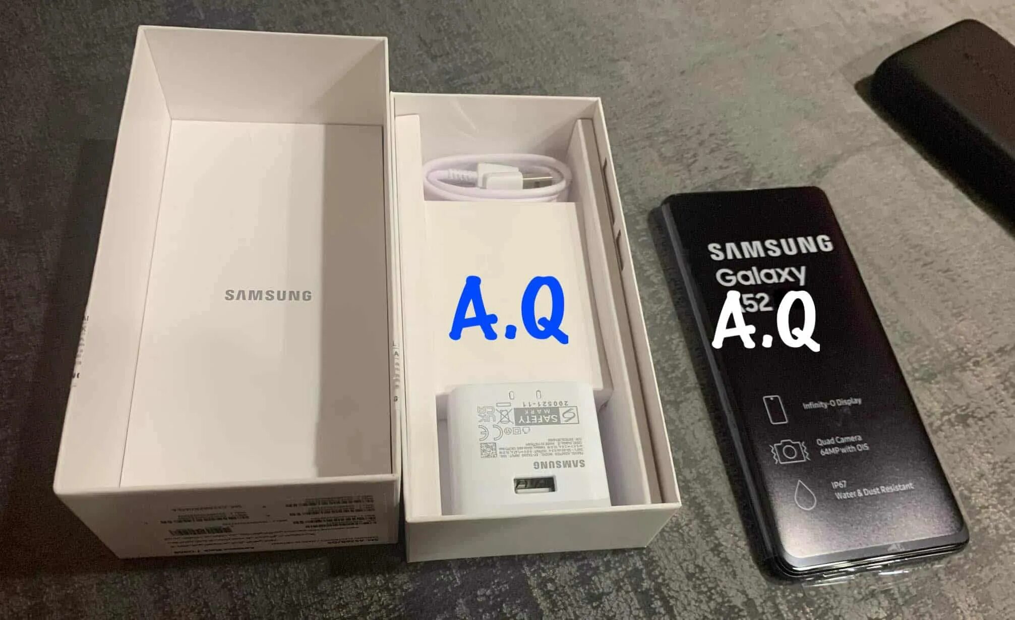 Коробка от самсунг а52. Самсунг а52 комплектация. Samsung a52 комплектация. Коробка от Samsung a54.