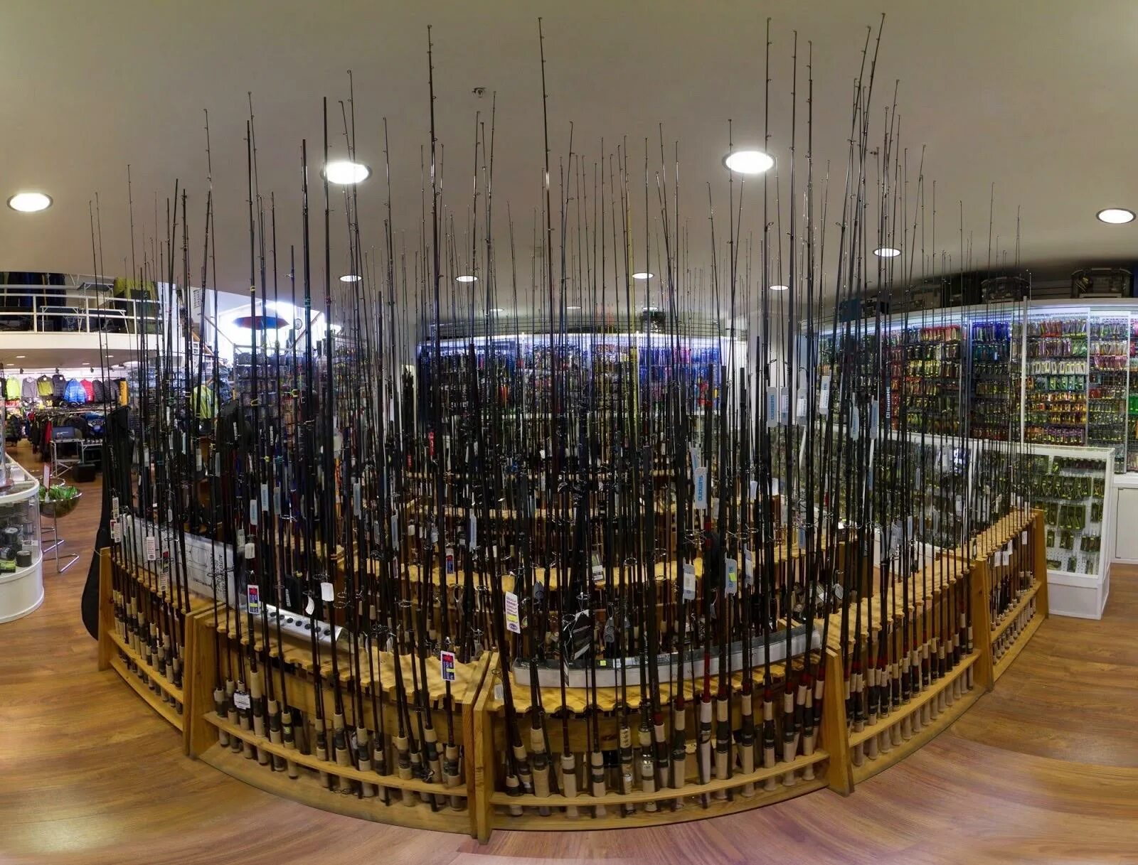 самый большой рыболовный магазин. необычный рыболовный магазин. интерьер рыболовного магазина. магазин для рыбалки. большой рыболовный магазин.