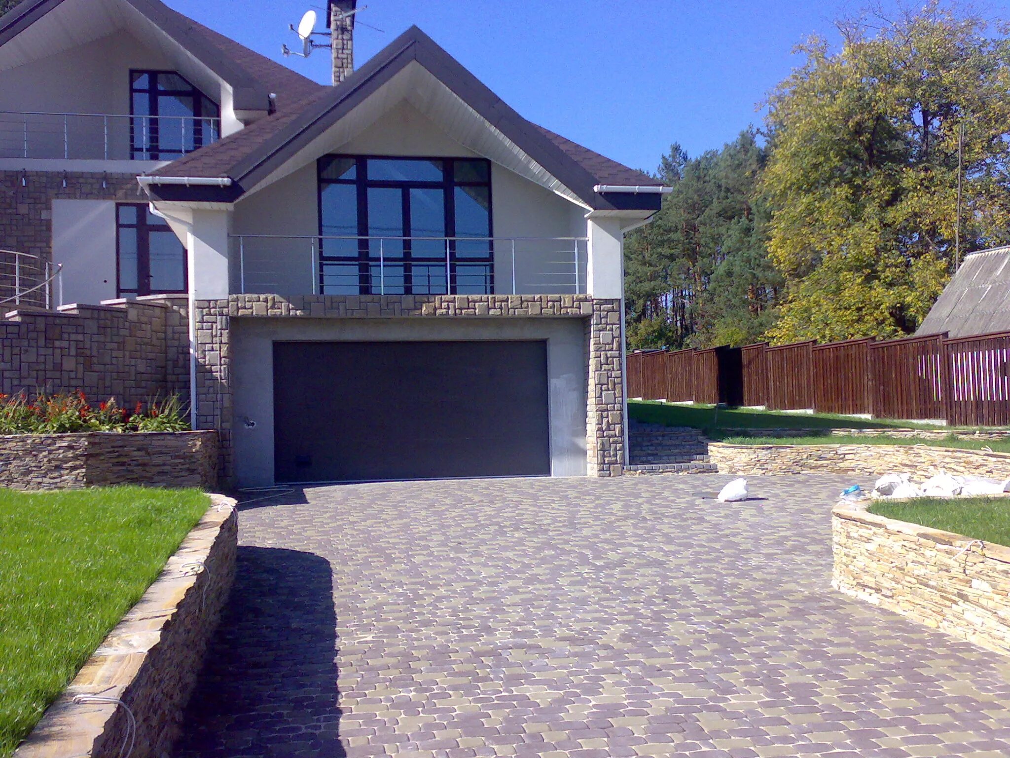 Проект дома на склоне house wiesenhof. Погреб железобетонный монолитный. Бетонный пандус в гараж. Фундамент с подвалом. Гараж в цокольном этаже.