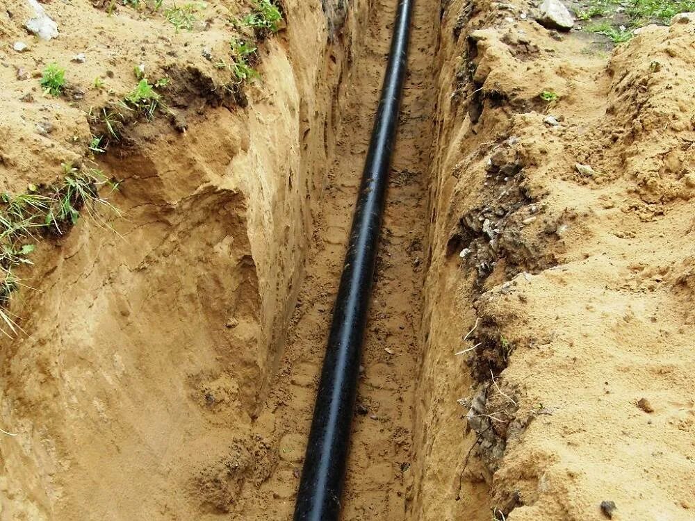 Участок под водопроводом. Прокладка водопровода на участке. Участок под водопроводом. Заменить аварийный участок водопровода. Участок под водопроводом.