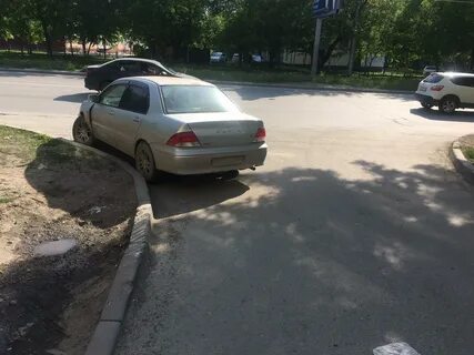 Машины загородили дорогу и нельзя