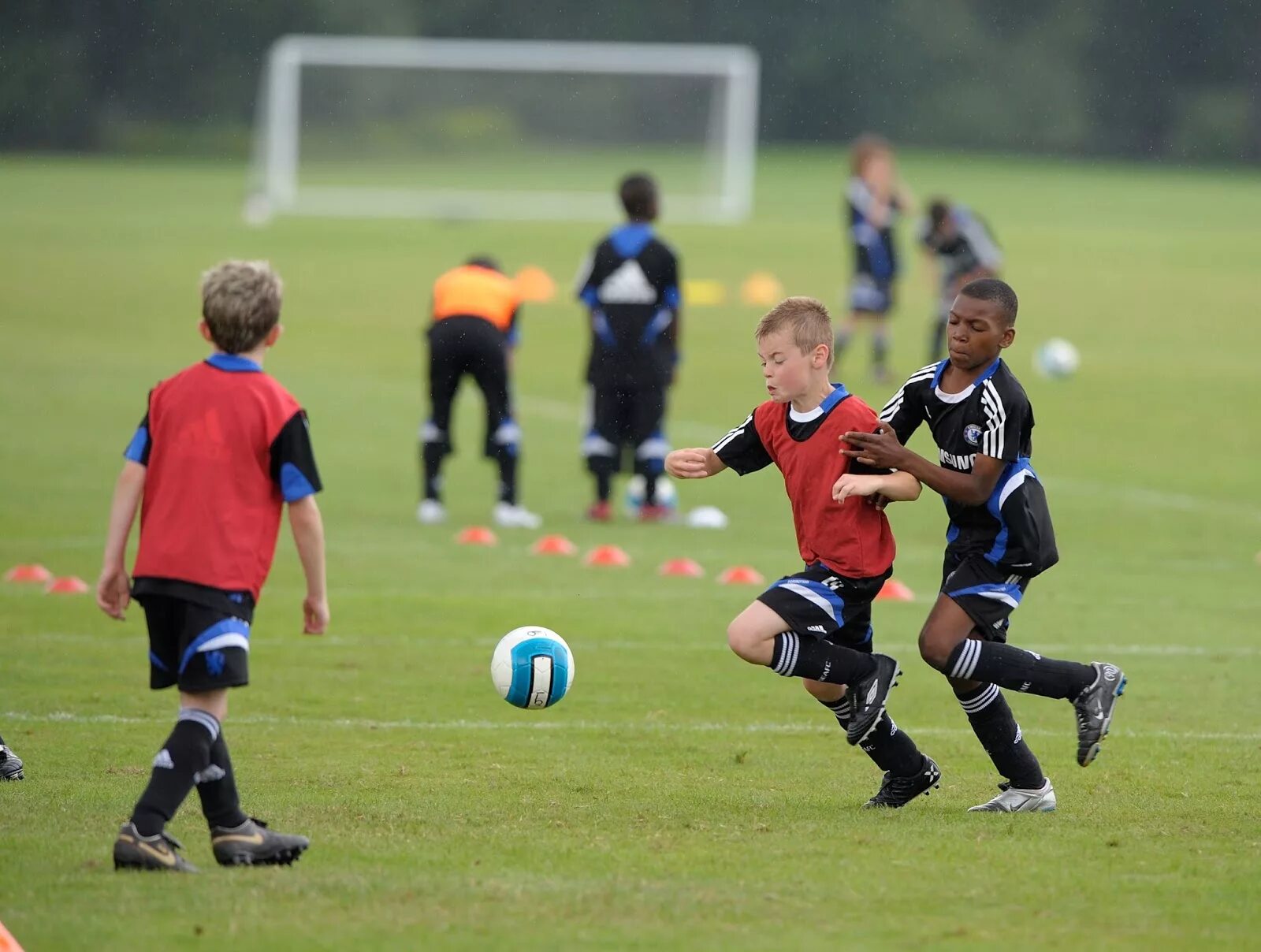 Peter started to play football because. Футбол дети. Дети играют в футбол. Люди играющие в футбол. Мальчик играющий в футбол.